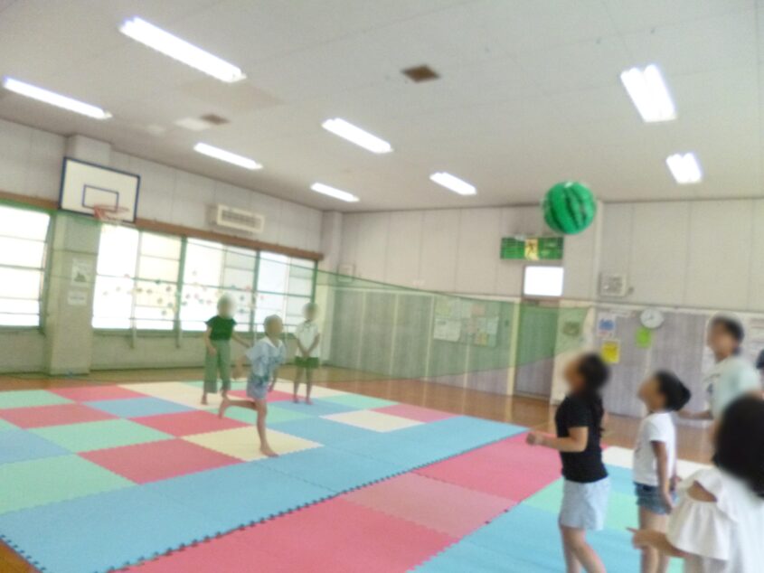 ビーチボール遊びのメイン画像