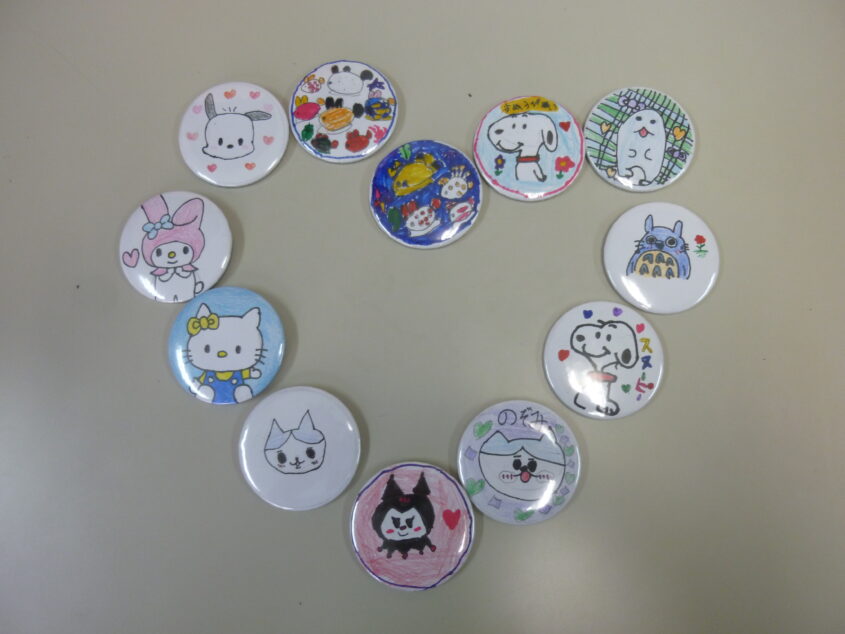 お楽しみ行事(1月)缶バッジづくりのサムネイル画像