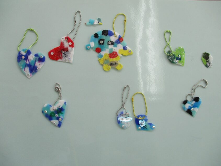 お楽しみ行事　ペットボトルキャップでネームタグを作ろう♡のメイン画像