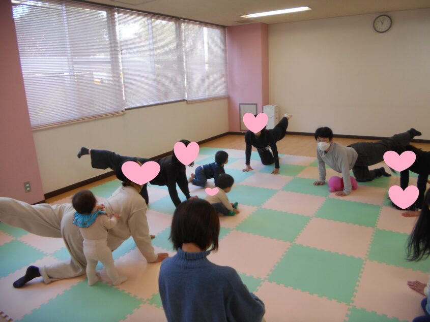 1月「おやこヨガ」のサムネイル画像